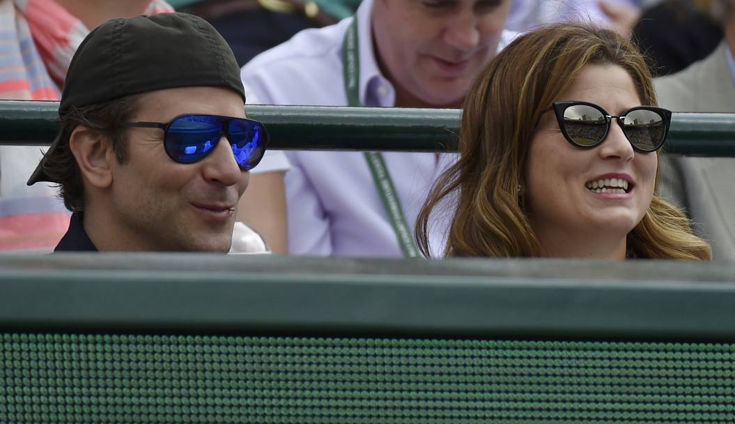 L&#39;attore Bradley Cooper con la moglie di Roger Federer Mirka (Action Images)